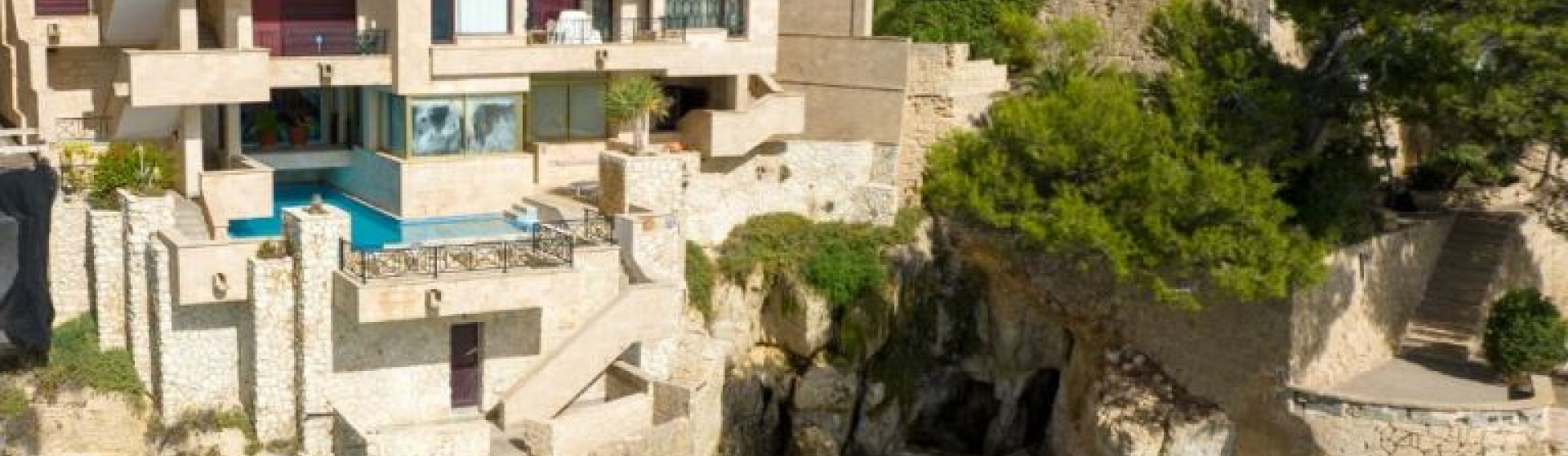 Spacious Villa – First Line - Overlooking the Sea